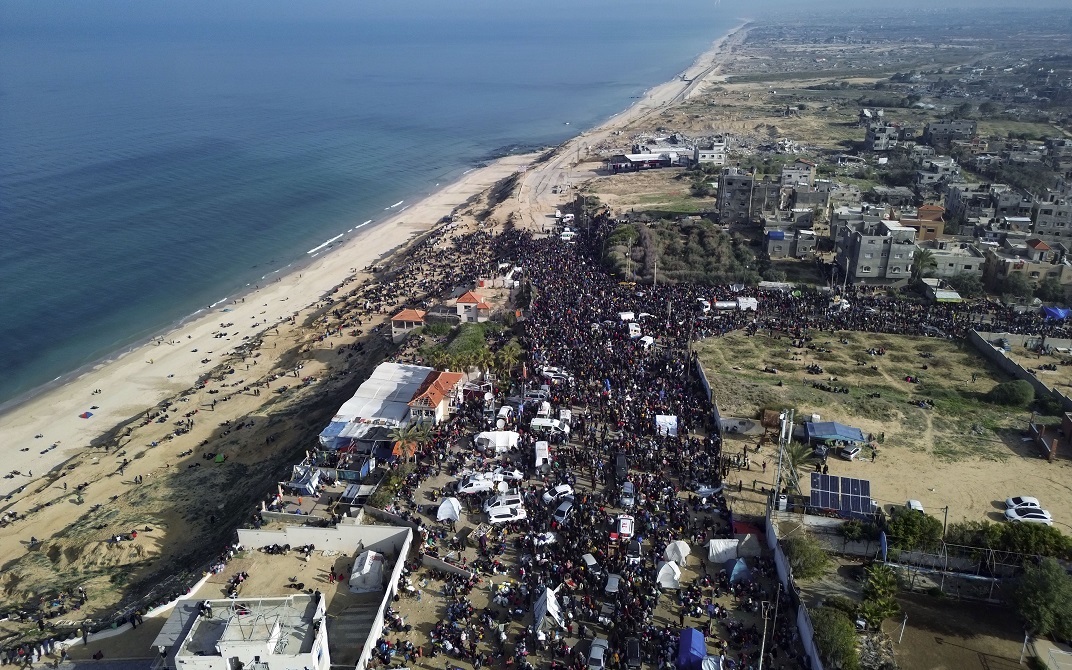 مع بدء انسحابه من محور نتساريم.. الجيش الإسرائيلي يذكّر بشروط عودة النازحين إلى شمال غزة