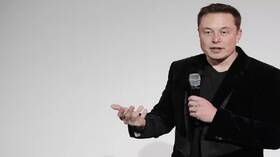 ماسك يدعو حزب "إصلاح المملكة المتحدة" إلى تغيير زعيمه نايجل فاراج