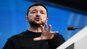 زيلينسكي يشتم الغرب بكلمات بذيئة باللغة الروسية