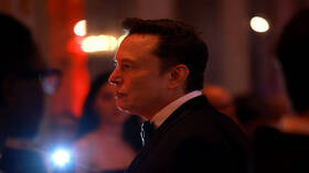 ماسك يطالب بتحرير المملكة المتحدة من "حزب العمال الاستبدادي"