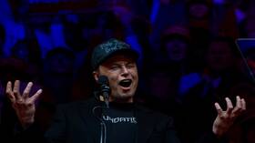 "خطر على المجتمع"... كاتب سيرة إيلون ماسك يرجح إصابة الملياردير الأمريكي بالجنون