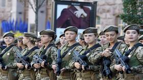 زيلينسكي يوقع قانونا حول التدريبات العسكرية للنساء