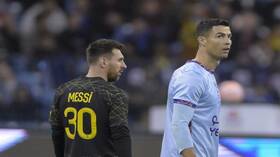 رسالة "ساخرة وملعوبة".. ميسي للاعب ليون الجديد: لا تستمع لكريستيانو رونالدو!