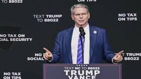 وزير الخزانة الأمريكي المستقبلي: واشنطن تواجه أزمة اقتصادية وزيادات ضريبية قياسية في نهاية العام