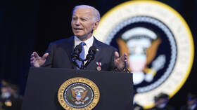 بايدن يخفف العقوبات عن 2.5 ألف محكوم من أصحاب الجنح