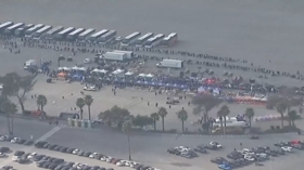 حرائق كاليفورنيا.. آلاف الأمريكيين يصطفون في طوابير أمام ملعب لوس أنجلوس لتلقي المساعدات