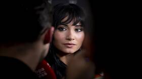 مطربة مشهورة ترد على مزاعم علاقتها بجود بيلينغهام