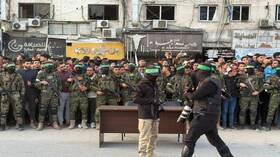 مشاهد لتوجه مقاتلي "كتائب القسام" إلى موقع عملية تسليم الأسرى الإسرائيليين