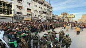 "كتائب القسام" تسلم الدفعة الأولى من الأسرى الإسرائيليين في ساحة السرايا وسط حضور جماهيري كبير