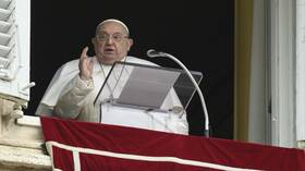 البابا فرنسيس ينتقد خطط ترامب لترحيل المهاجرين المخالفين: "عار عليه"