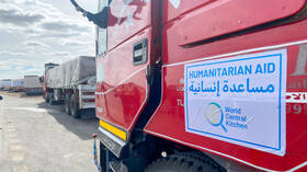 شاحنات المساعدات تبدأ الدخول إلى غزة من معبر كرم أبو سالم