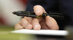 أقلام ترامب تتطاير في مبنى الكابيتول (فيديو)