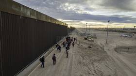 بالفيديو.. عشرات المهاجرين عالقون على الحدود الأمريكية المكسيكية منذ تنصيب ترامب