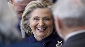 هيلاري كلينتون تضحك بعد إعلان ترامب عن أحد قراراته (فيديو)