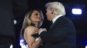 الرقصة الأولى تخطف الأنظار (فيديو)