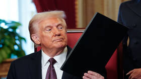 أنتم مطرودون!.. ترامب يقيل ألف موظف من إدارة بايدن ويشير إلى 4 منهم