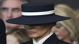 أناقة بلا علامات تجارية.. سر و"سعر" إطلالة ميلانيا في حفل تنصيب ترامب (صور)