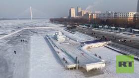 الصين.. حاملة طائرات عملاقة مصنوعة من الجليد والثلج ترابض على ضفاف نهر سونغهوا