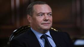 مدفيديف: انتصارات القوات المسلحة الروسية أفضل رد على "إنذارات" زيلينسكي