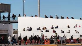 "تماما كما وعد".. البيت الأبيض ينشر صورة لمهاجرين مرحلين مقيدين بالسلاسل