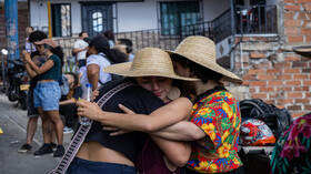 بعد رفض استقبال المهاجرين المرحلين.. السفارة الأمريكية في كولومبيا تعلق إصدار التأشيرات