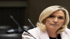 لوبان لا تستبعد استقالة ماكرون