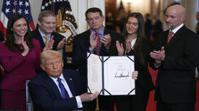 ترامب يوقع أول قانون بعد عودته إلى المنصب