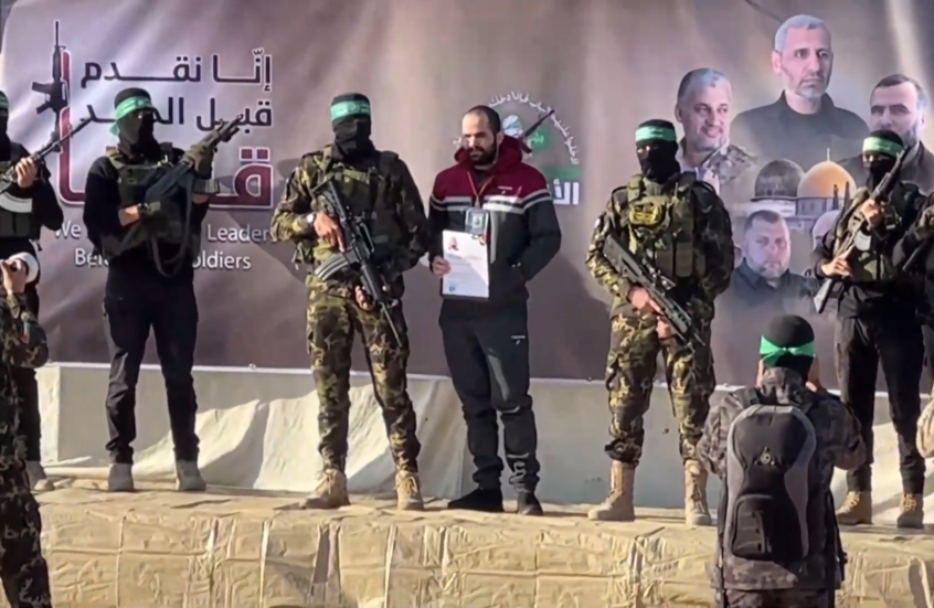 يعود إلى إسرائيل دون زوجته وطفليه.. الإفراج عن ياردين بيباس في خان يونس