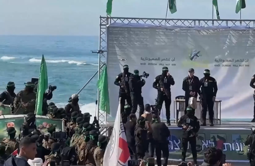 لحظة إفراج "القسام" عن الأسير الإسرائيلي الأمريكي كيث سيغال