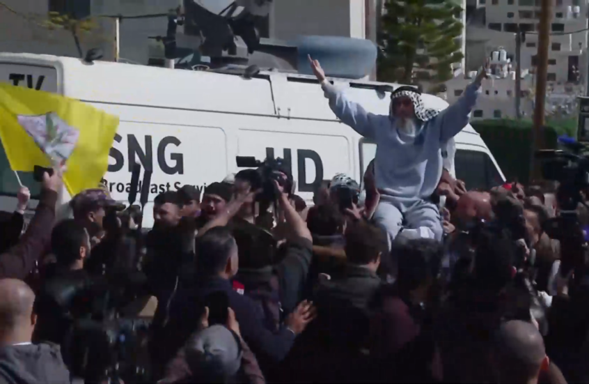 حشود غفيرة تحمل الأسرى الفلسطينيين المحررين في احتفالات بالضفة الغربية