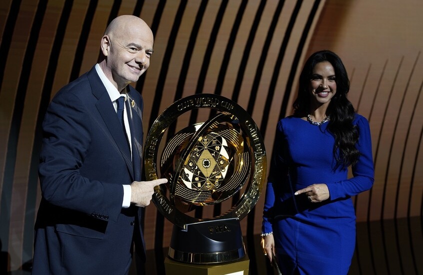 الـ"فيفا" يكشف موعد وصول كأس العالم للأندية إلى القاهرة على متن طائرة خاصة