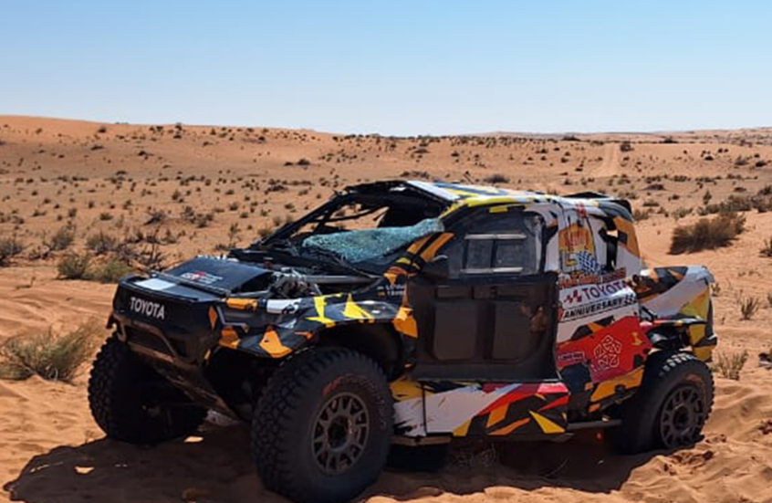 أمير سعودي يتعرض لحادث خلال مشاركته في سباق "رالي" (صور)