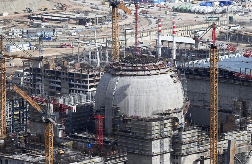 اكتمال تثبيت قلب مفاعل الوحدة الثالثة في محطة "أكويو" النووية (فيديو)