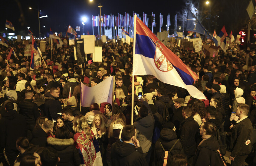 صربيا.. المحتجون يغلقون الجسور عبر نهر الدانوب في مدينة نوفي ساد