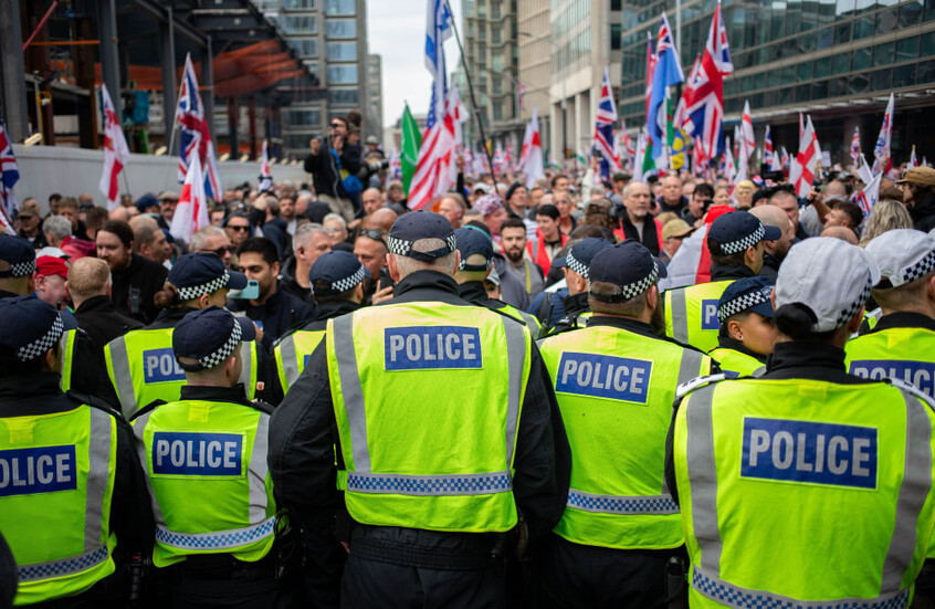 لندن: اعتقال ستة أشخاص خلال مظاهرة لدعم زعيم منظمة يمينية متطرفة