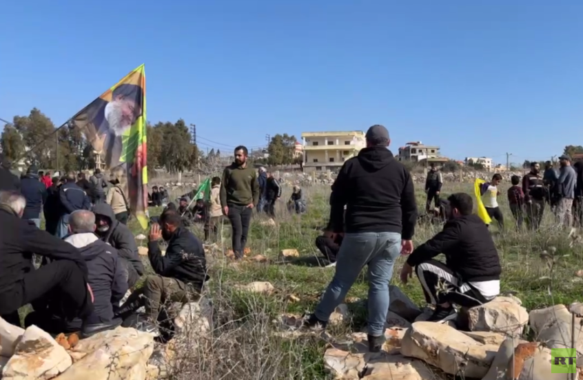 لبنانيون يحاولون العودة إلى بلداتهم رغم وجود الجيش الإسرائيلي فيها (فيديو)