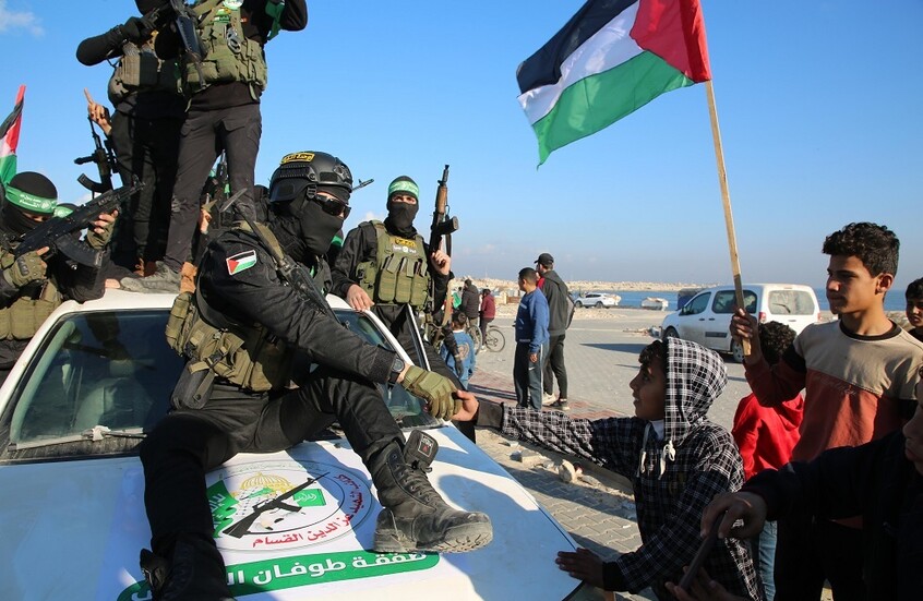 وصول عدد من الأسرى الفلسطينيين المبعدين إلى القاهرة (فيديو)