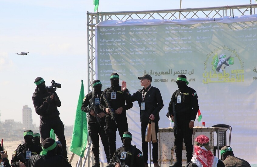 "وول ستريت جورنال": "حماس" حولت إطلاق الرهائن لمشهد مهين لإسرائيل