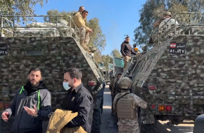 توافد اللبنانيين إلى مداخل ميس الجبل وحولا في جنوب لبنان وسط انتشار مكثف للجيش اللبناني