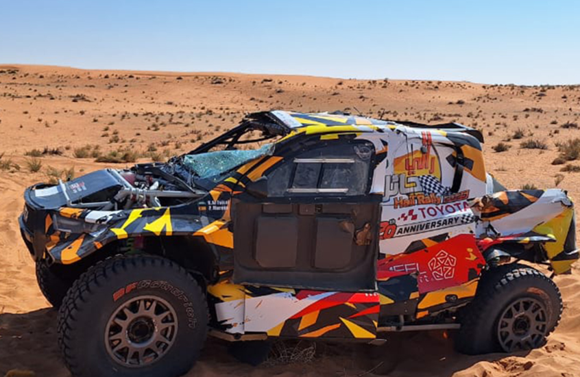 لقطات جوية توثق انقلاب سيارة أمير سعودي خلال مشاركته في سباق "رالي" (فيديو)