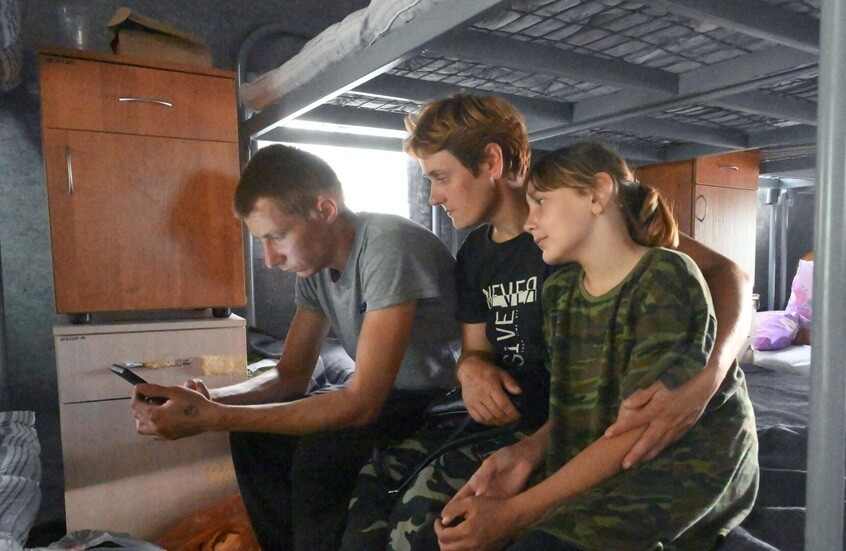 سيدة تلتقي بأطفالها لأول مرة منذ 6 أشهر بعد تحرير قريتها في مقاطعة كورسك