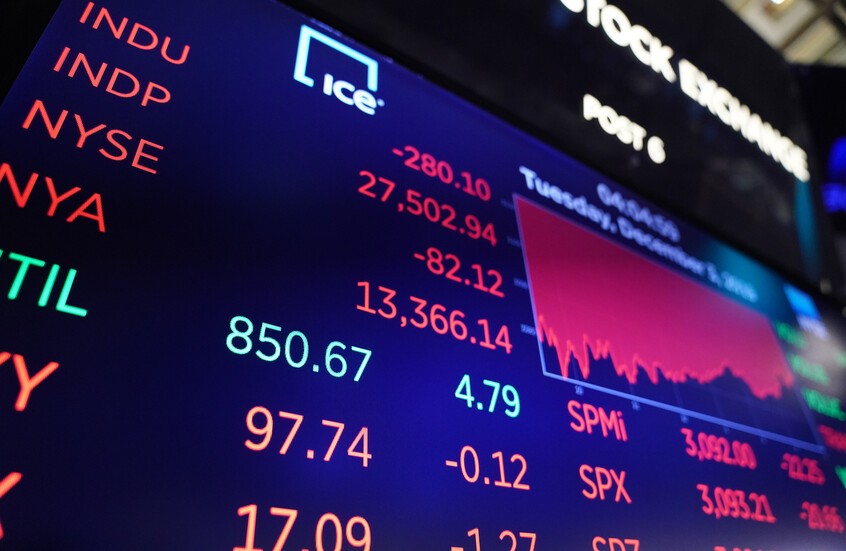 الدولار يقفز.. موجة بيع تضرب الأسواق والبورصات العالمية بعد رسوم ترامب