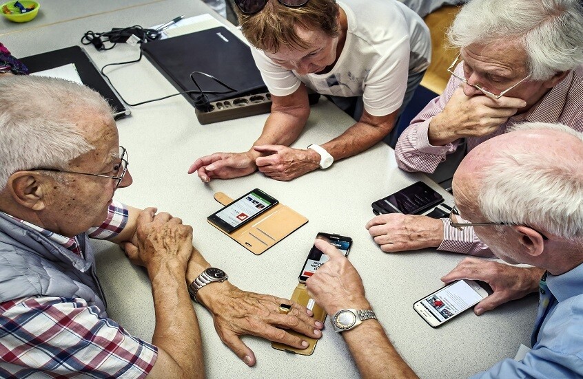 طبيب يوضح تأثير شبكات التواصل الاجتماعي على الدماغ