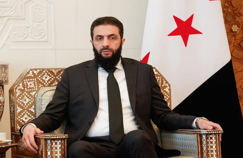 مذيعة سورية تجهش بالبكاء وتناشد الشرع المساعدة في الكشف عن مصير أخيها (فيديو)