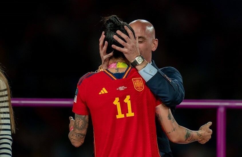 بدء محاكمة رئيس اتحاد الكرة الإسباني السابق في قضية "القبلة الساخنة"