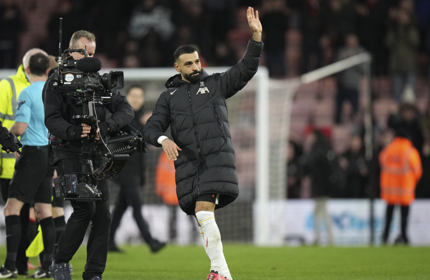 صلاح ممازحا نجم منتخب إنجلترا: قد أترك ليفربول من أجل المال!