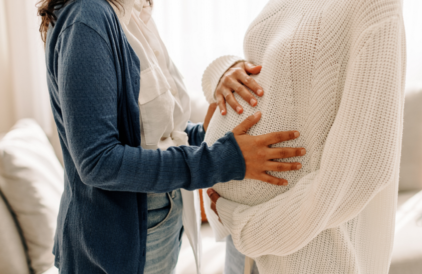 ما سر لجوء بعض المشاهير إلى الإنجاب عن طريق "الأم البديلة"؟!