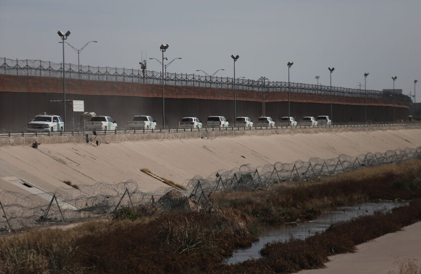 حاكم ولاية تكساس يوجّه الحرس الوطني بفرض قانون الهجرة على الحدود