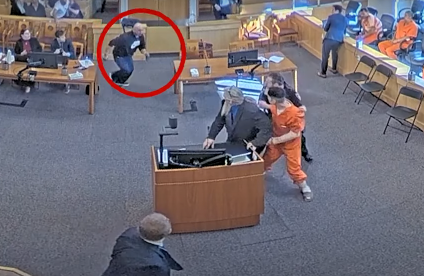 بالفيديو.. "معركة" داخل محكمة أمريكية