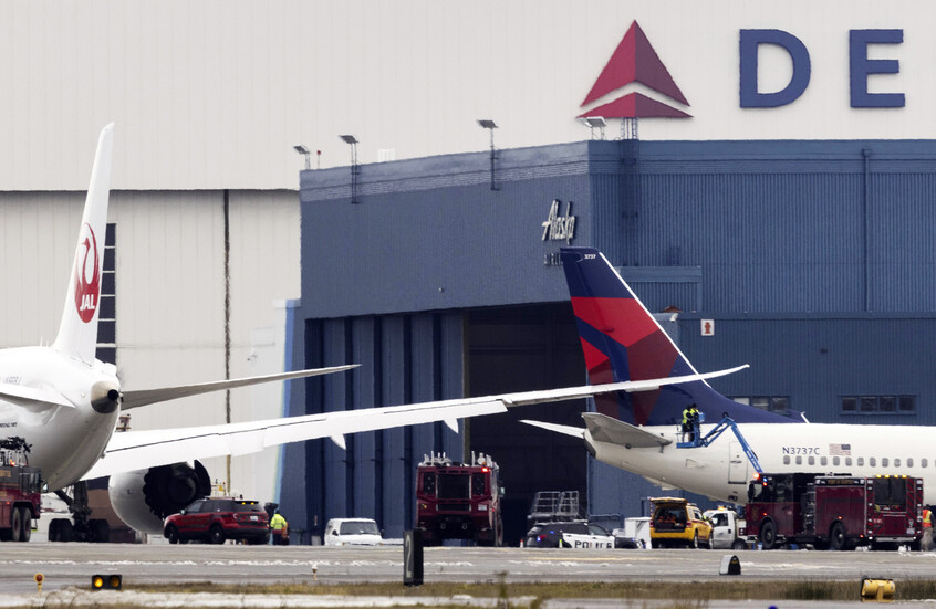 اصطدام بين طائرة يابانية وأخرى أمريكية على مدرج مطار سياتل تاكوما الأمريكي (فيديوهات)
